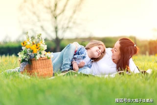 日本喜剧伦理电影《富美子之足》:美腿的禁锢与自由之争